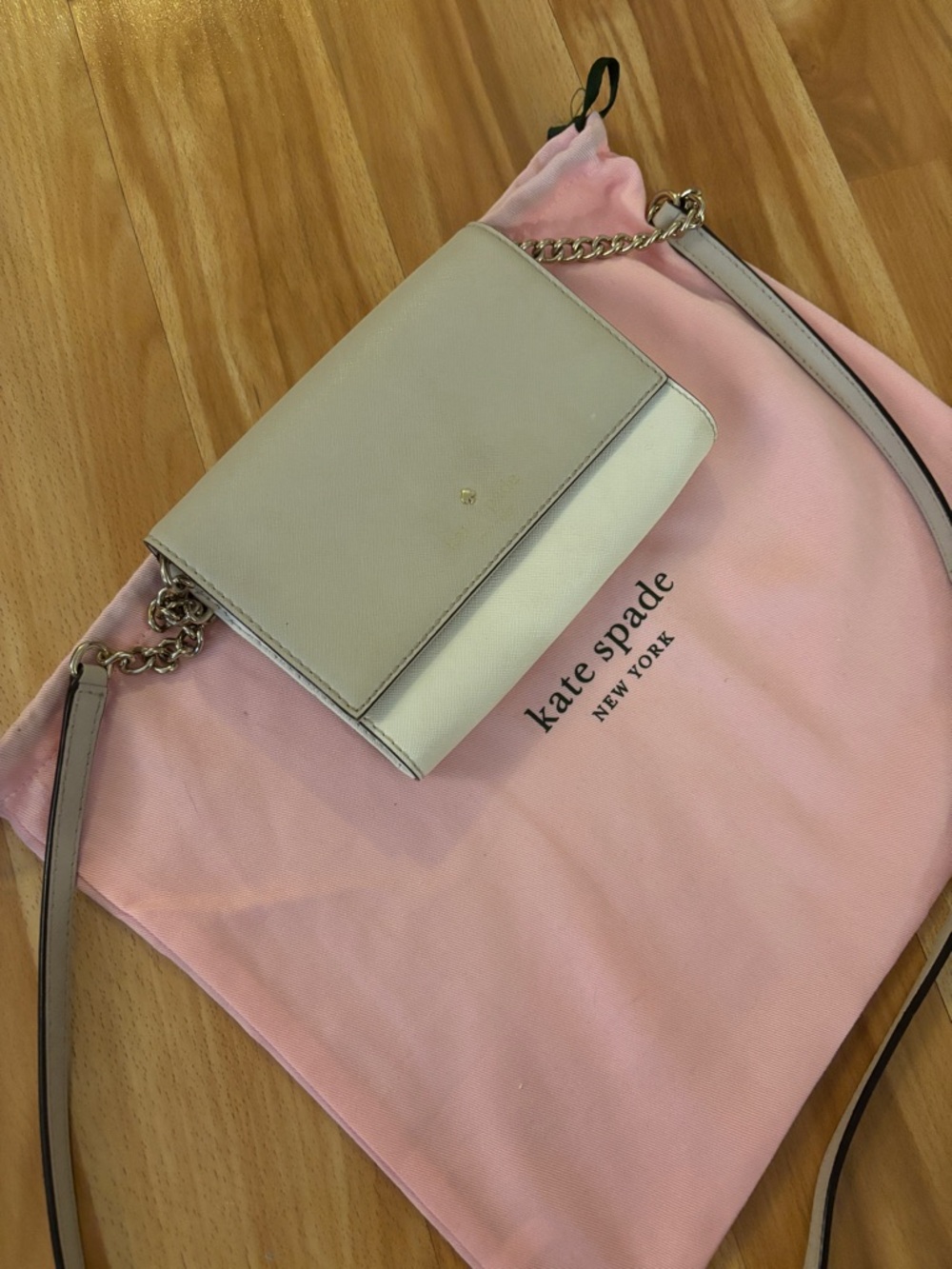 Kate Spade New York Small Flap Crossbody bag. Beige and white